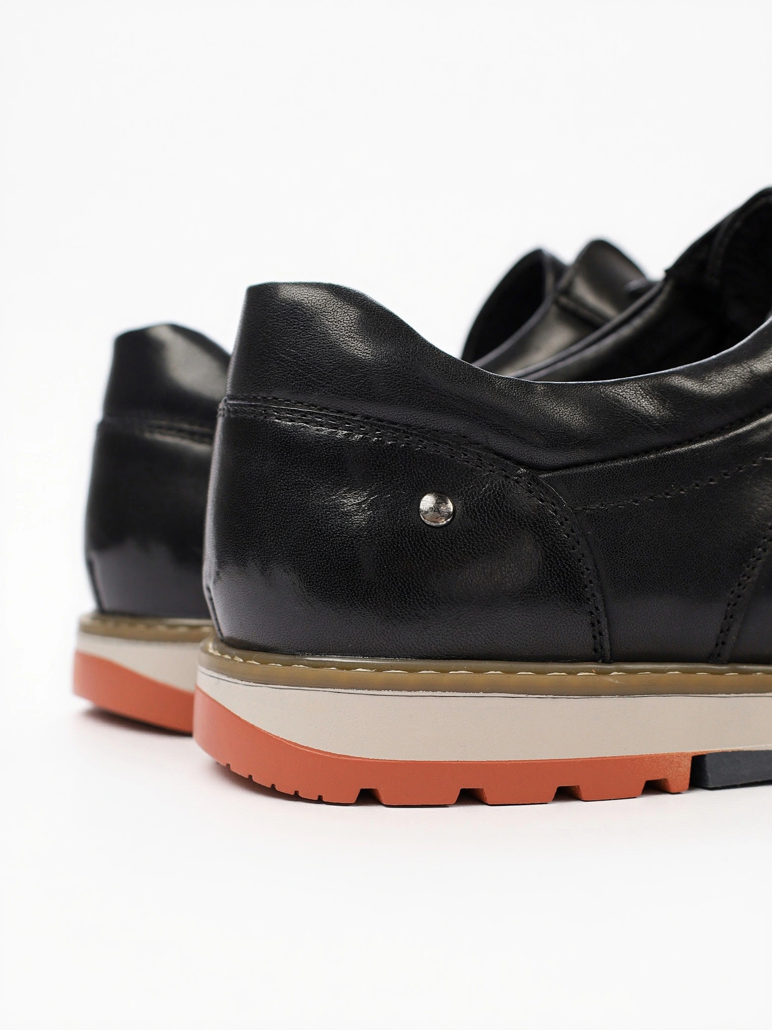 Туфли-дерби черного цвета со шнуровкой